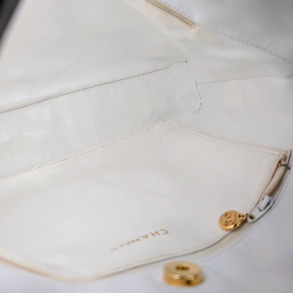 Chanel Rare Vintage White Quilted Lambskin Large Hobo Tote 24k GHW - Picture 8 of 16